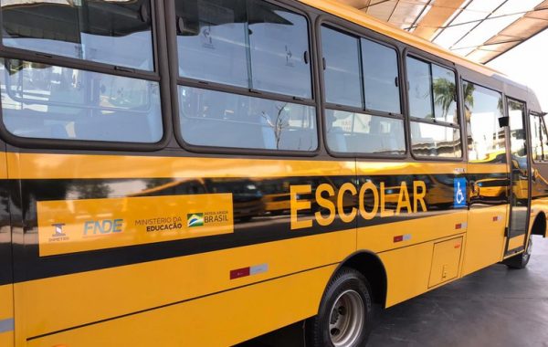 FNDE entregou mais de 2 mil ônibus do programa Caminho da Escola em 2021