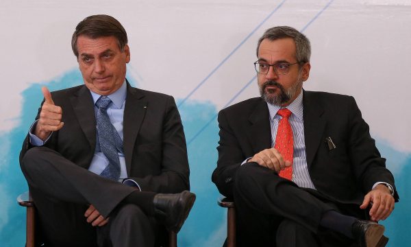 Orçamento de Bolsonaro para 2020 tira metade dos recursos do MEC para pesquisa
