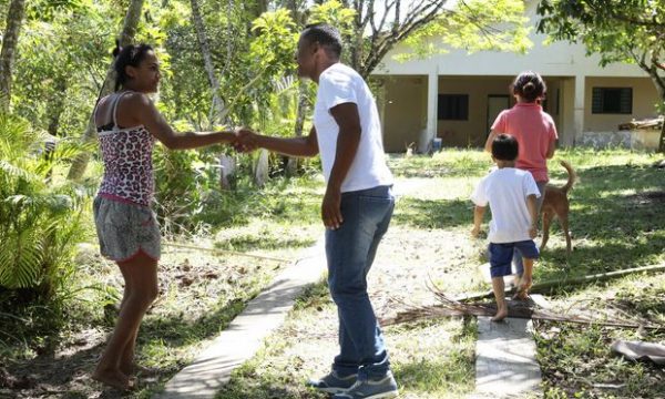 Evasão escolar recua no Brasil; cidades da Baixada atuam para recuperar alunos