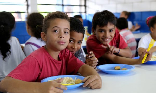 Governo de SP anuncia programa “Merenda em Casa” para 700 mil alunos