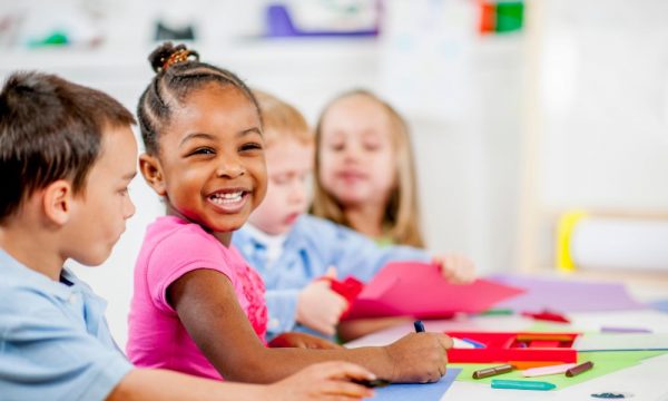 Percentual de crianças de 4 a 5 anos na escola cai e impacta alfabetização