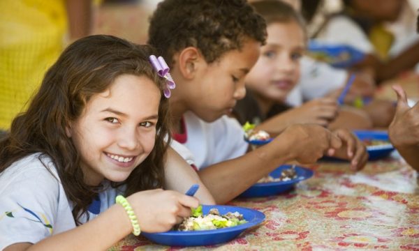 Programa nacional de alimentação escolar completa 62 anos