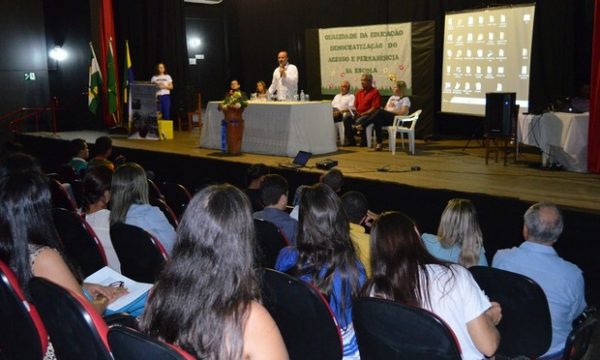 Profissionais da educação participam de capacitação em Cacoal, RO