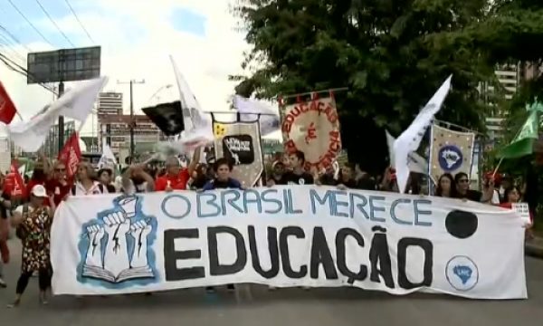 Estudantes e professores protestam contra corte de verbas da educação