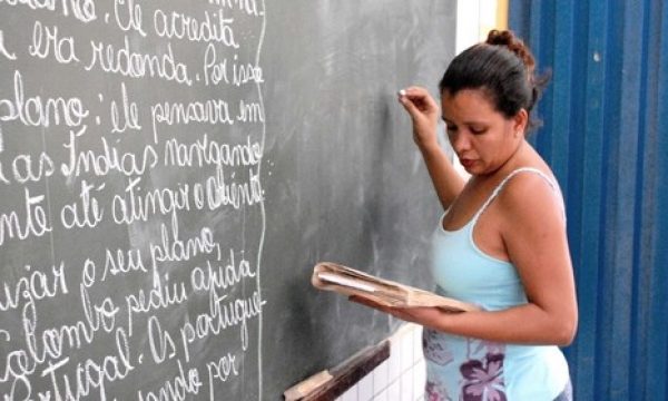 Quanto ganha um professor no Brasil?